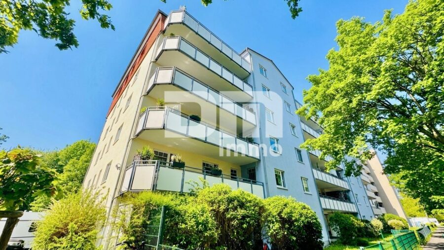 Großzügige altengerechte EG 4-Zimmer Wohnung mit großer Terrasse und Stellplatz - Frontansicht Titel